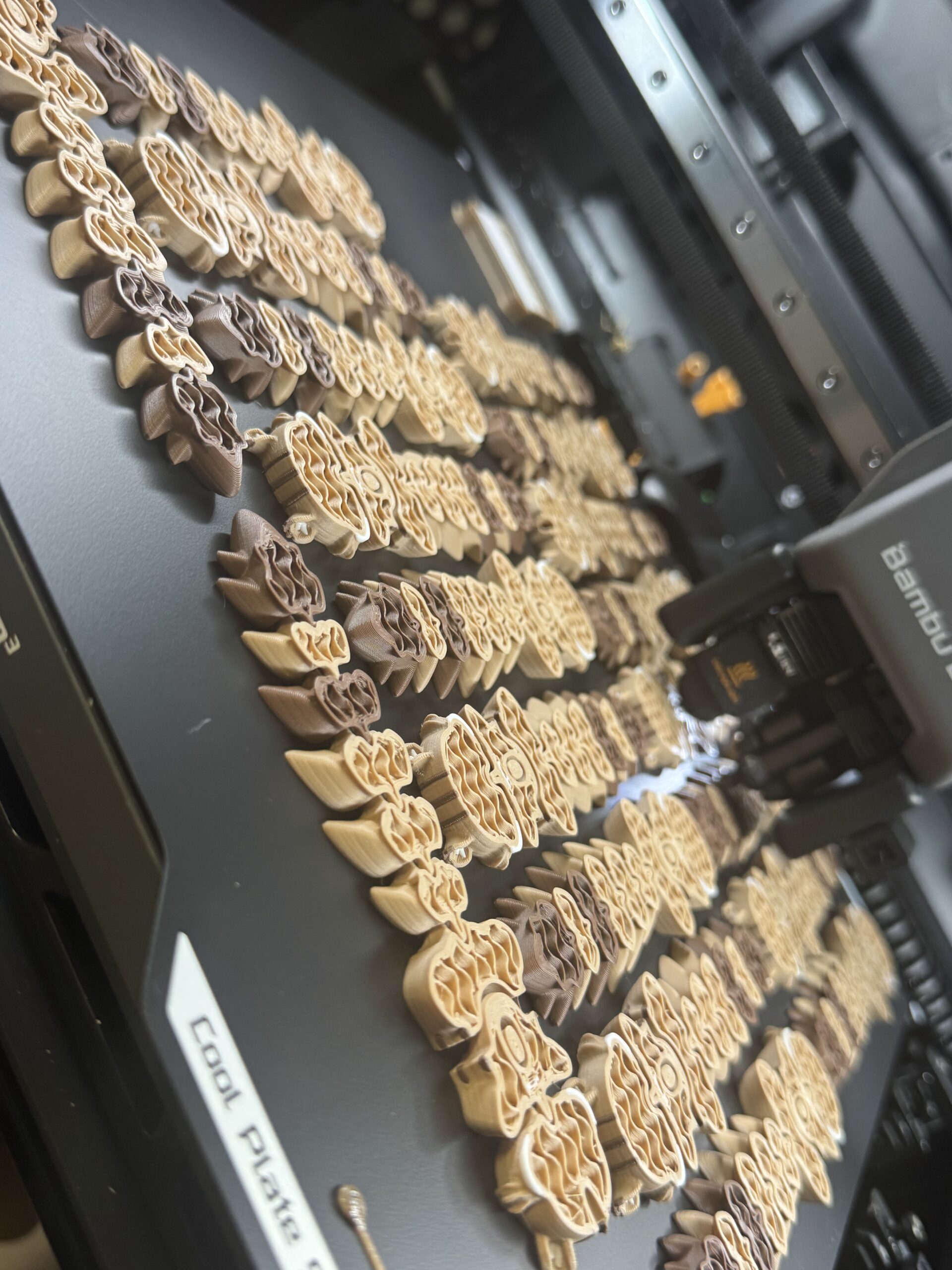 Plateau d’impression rempli de créations TheCraftSide